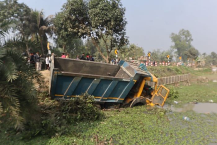 নওগাঁয় ডাম্প ট্রাকের চাপায় ৫ আদিবাসী কৃষক নিহত, আদিবাসী পল্রীতে চলছে শোকের মাতন